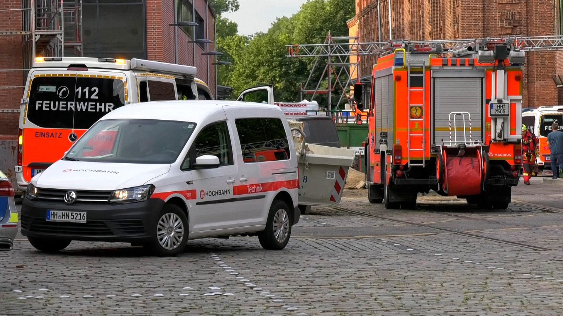 Gerüst in Halle der Hochbahn in Barmbek-Nord eingstürzt zwei Arbeiter zum Teil lebensgefährlich verletzt