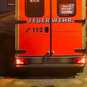 Senior stürtzt in Lokstedt von Dach und stirbt. Polizei ermittelt