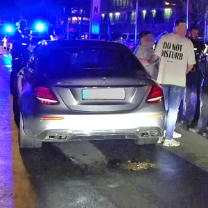 Zwei Männer versuchten noch, in einem Mercedes AMG zu fliehen. Ohne Erfolg.