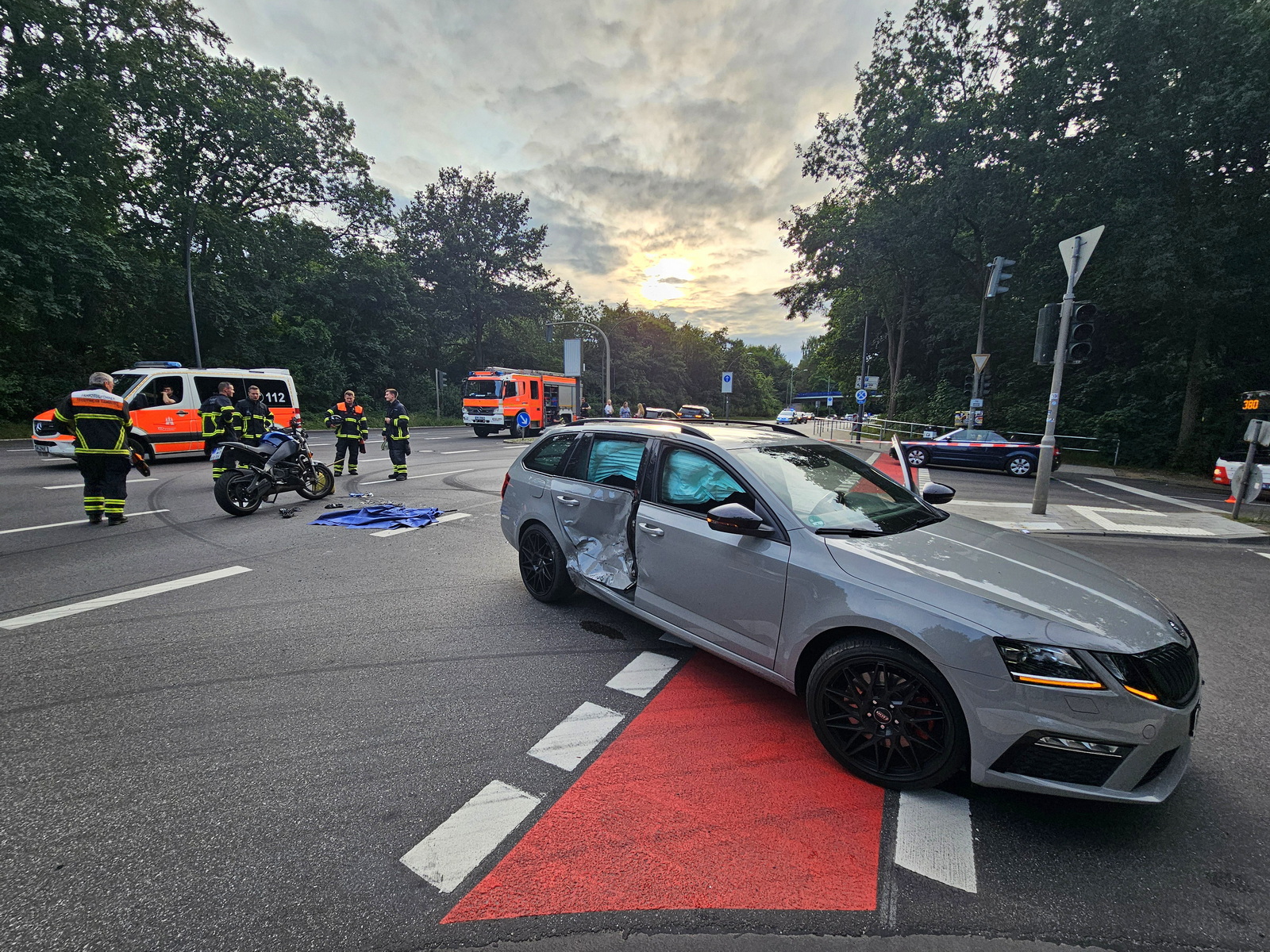 Autofahrer übersieht beim abbiegen entgegenkommenden Motorradfahrer – Biker schwer verletzt