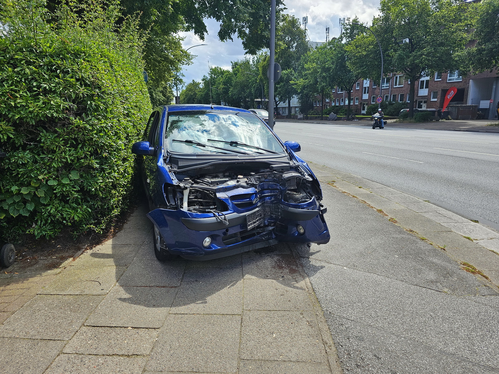 Das Auto erlitt großen Schaden.