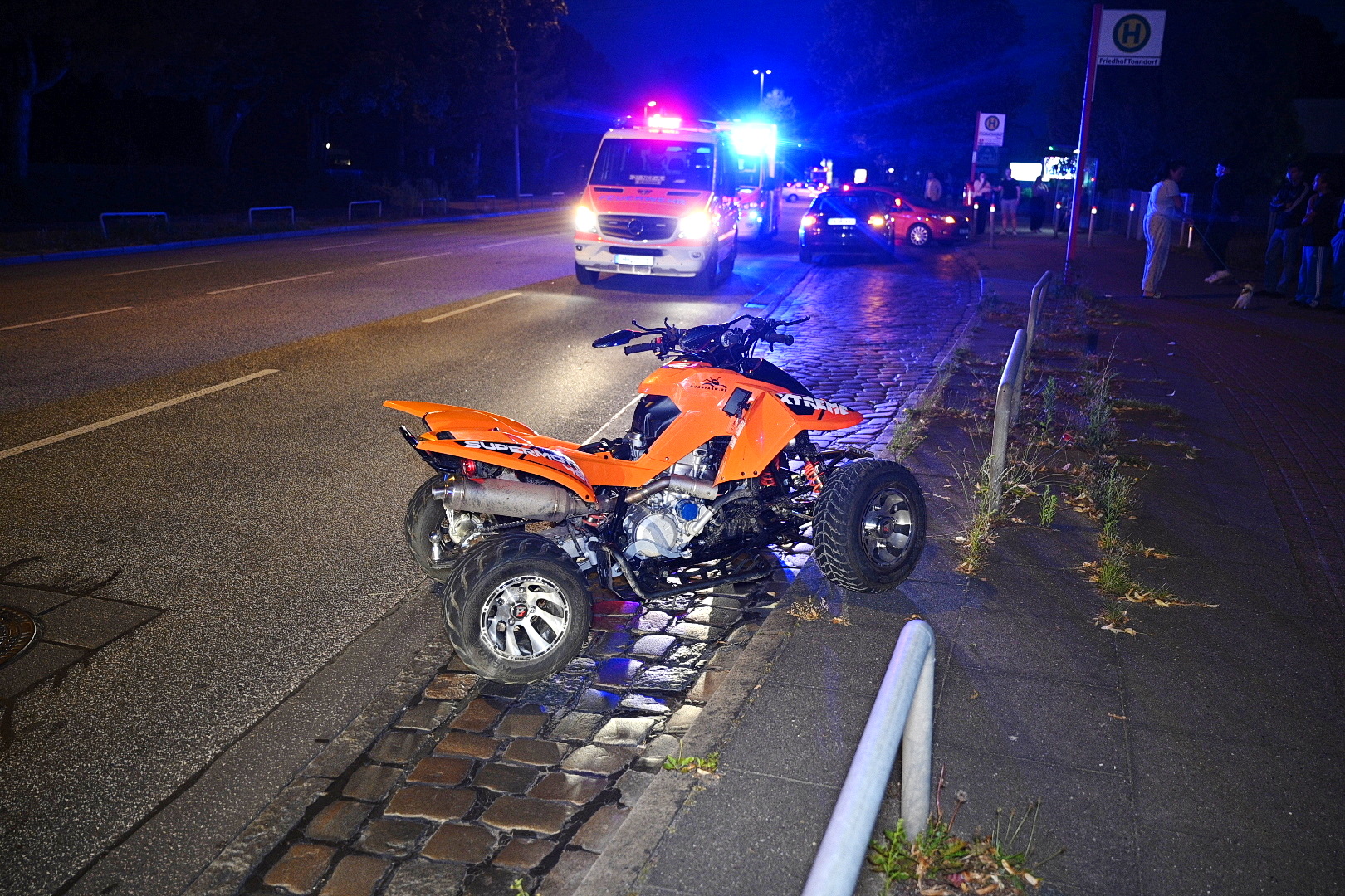 Nach dem Unfall: Das Quad steht am Rand der Ahrensburger Straße in Tonndorf.