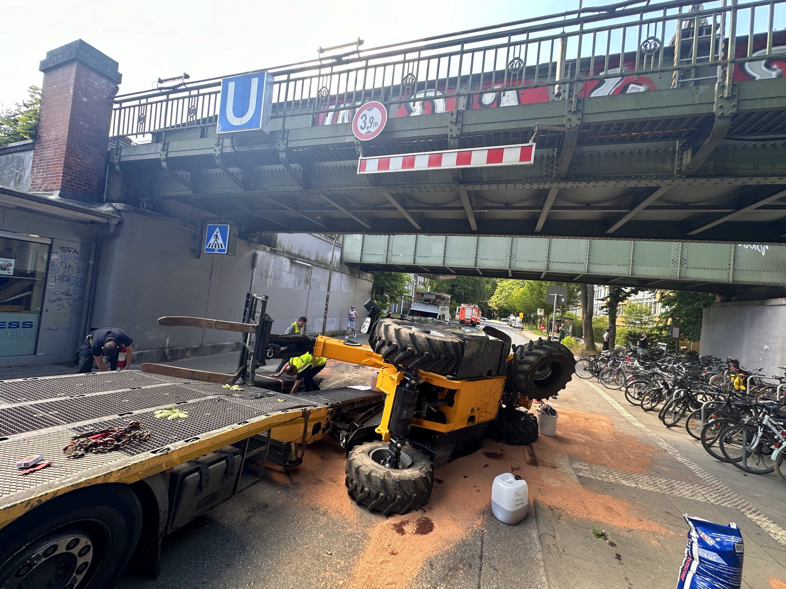Ein Sattelzug hat am Donnerstag die U-Bahn-Brücke an der Station Meiendorfer Weg gerammt, die Ladung – ein Gabelstapler – stürzte auf die Straße.