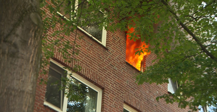 Flammen schlagen aus einer Wohnung in Horn