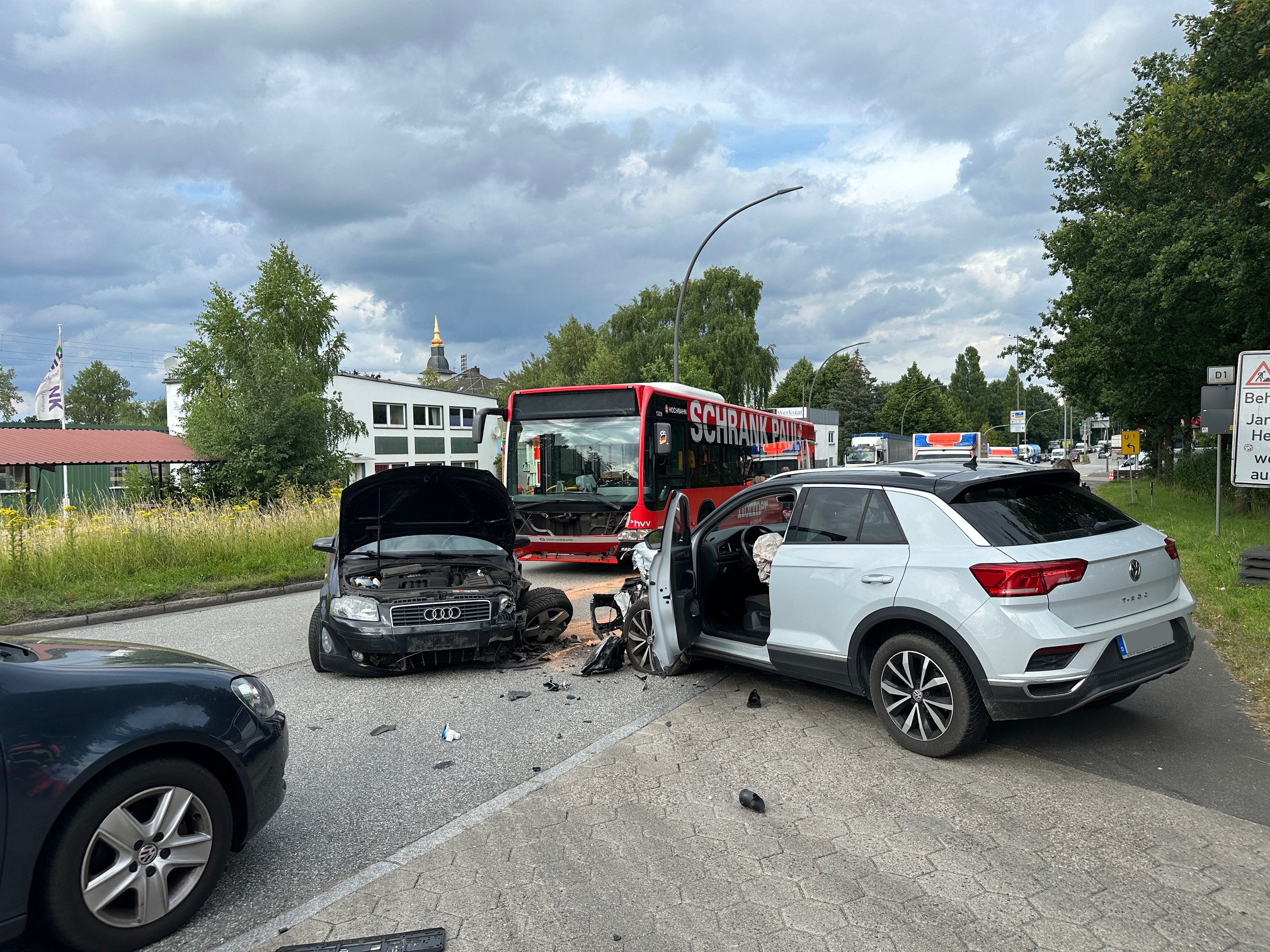 Alle Fahrzeuge wurden bei dem Unfall in Wilhelmsburg schwer beschädigt.