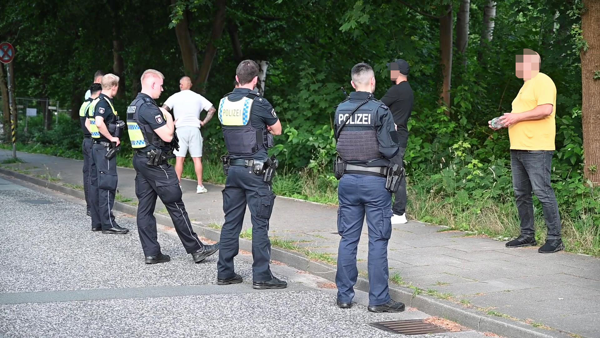 Nach der Schießerei: Polizisten kontrollieren mehrere Männer in Eißendorf.