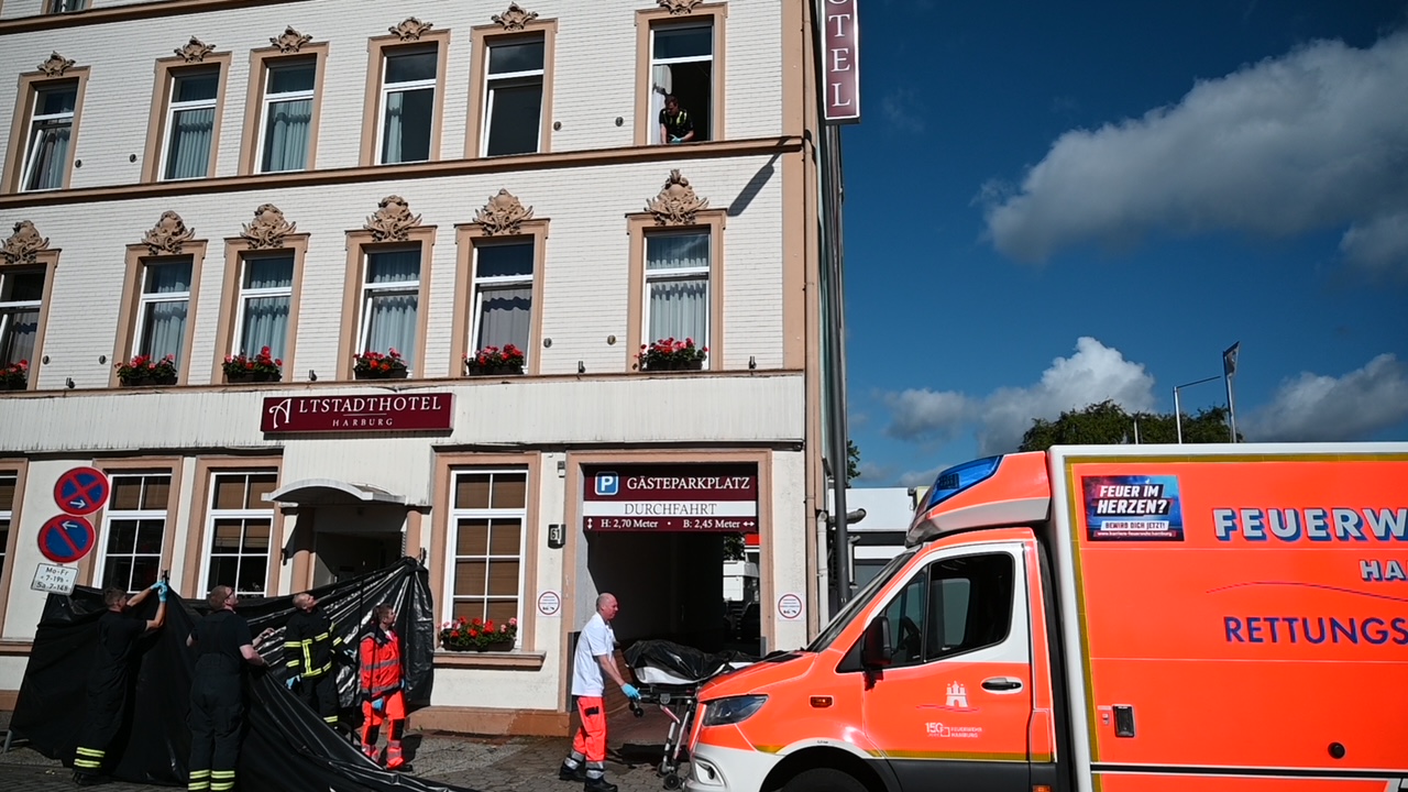 Frau fällt aus Hotelfenster in Harburg und erleidet tödliche Verletzungen – erste Ergebnisse der Polizei liegen vor