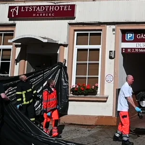 Frau fällt aus Hotelfenster in Harburg und erleidet tödliche Verletzungen – erste Ergebnisse der Polizei liegen vor
