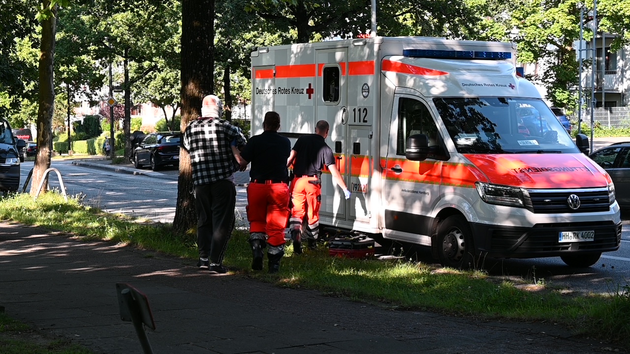 In Eißendorf soll ein junger Mann seinen Vater mit einem Messer attackiert und verletzt haben.