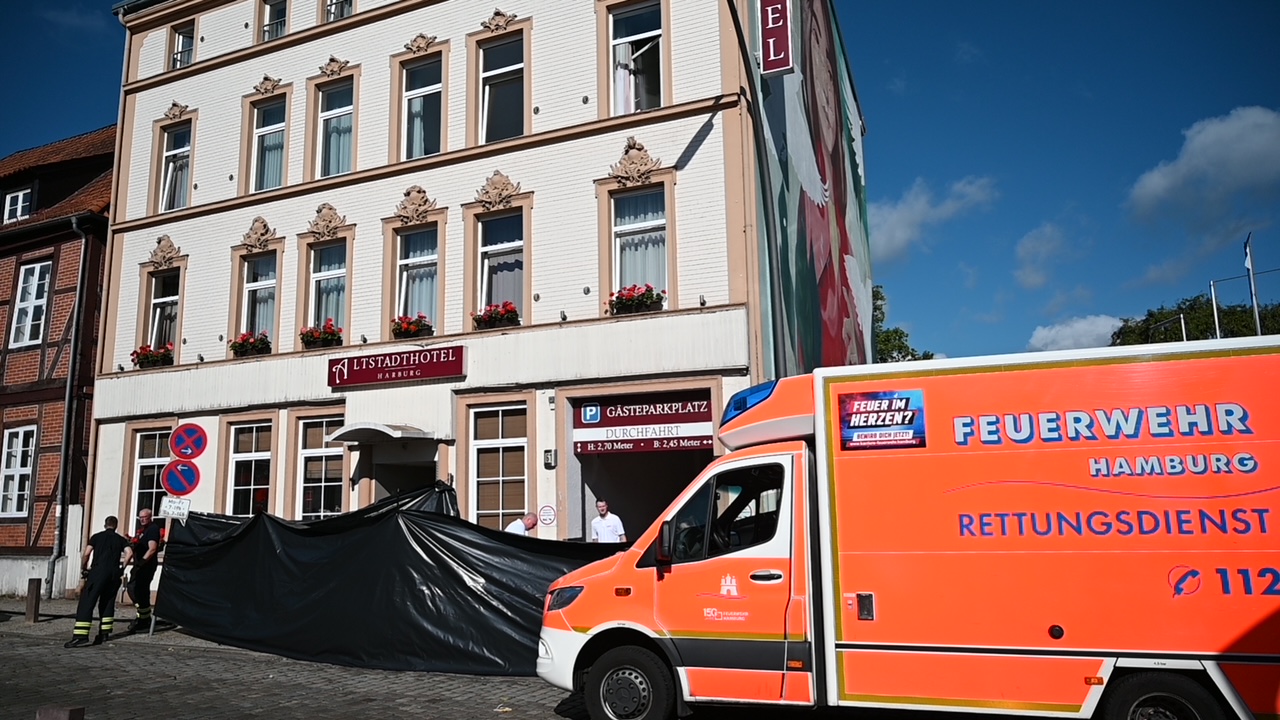 Passanten entdecken tote Frau vor Hotel in Harburg – Polizei ermittelt