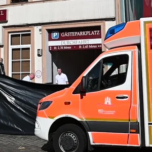 Passanten entdecken tote Frau vor Hotel in Harburg – Polizei ermittelt