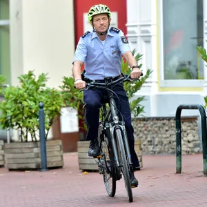 Täter nach Automatenaufbruch flüchtig – Polizisten nehmen Verfolgung auf und bekommen Unterstützung. Passant leiht einem Beamten sein E-Bike