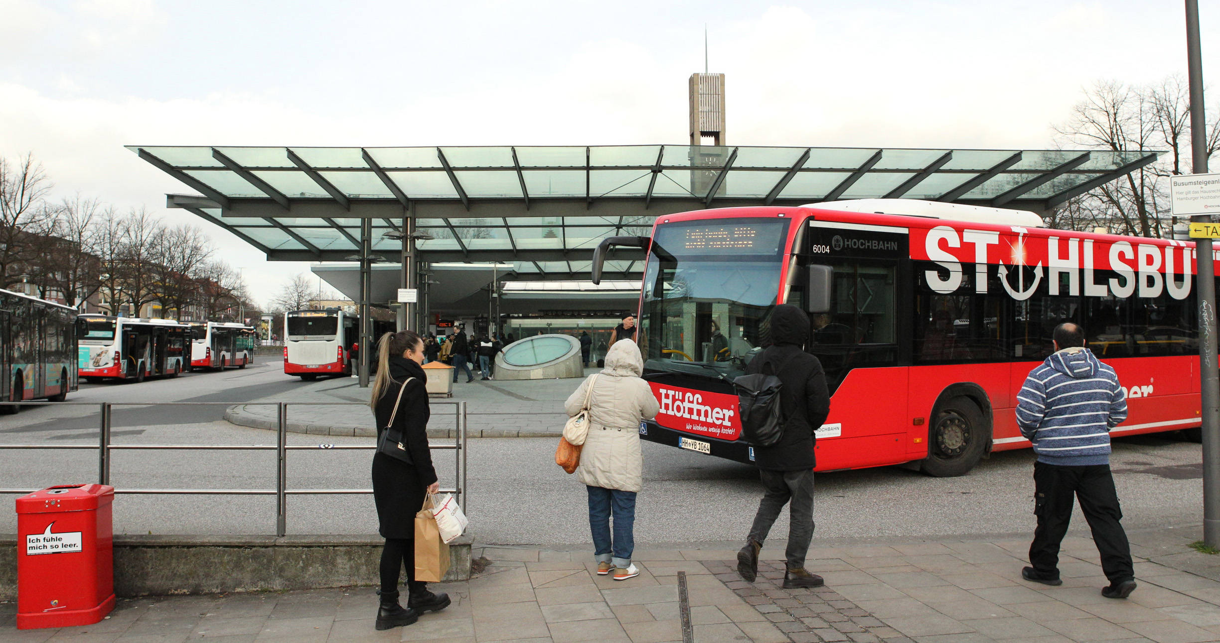 Durchgedrehter mann tritt und schlägt Kind in Bus zum wandsbek markt – er kam in die Psychiatrie