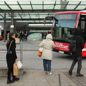 Durchgedrehter mann tritt und schlägt Kind in Bus zum wandsbek markt – er kam in die Psychiatrie