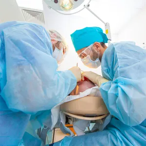 Ein Arzt und ein Arzthelfer während einer Operation.