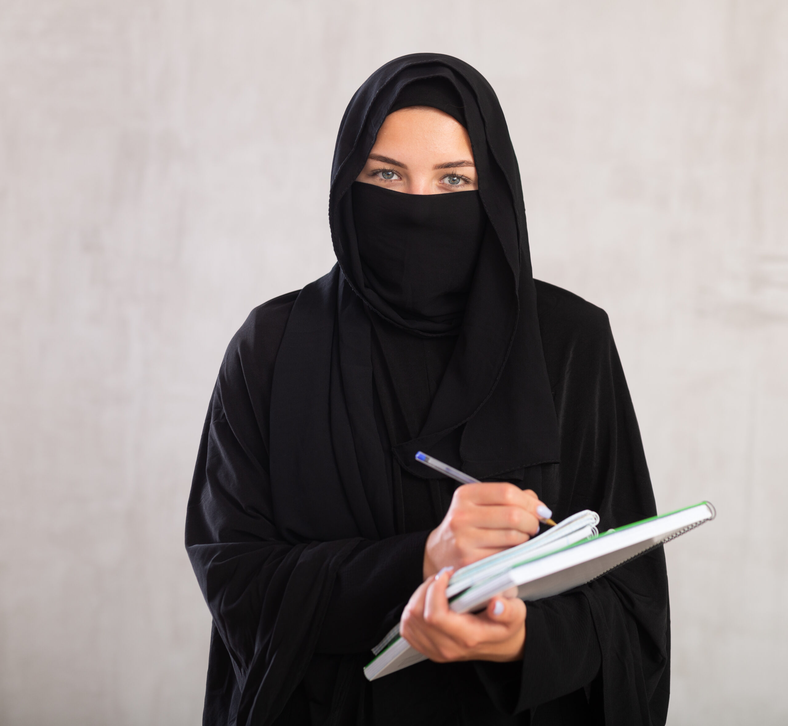 Eine Schülerin mit Niqab