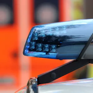 Das Blaulicht auf einem Polizeiwagen
