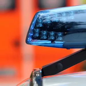 Ein Polizeiauto und ein Rettungswagen im Einsatz (Symbolbild).