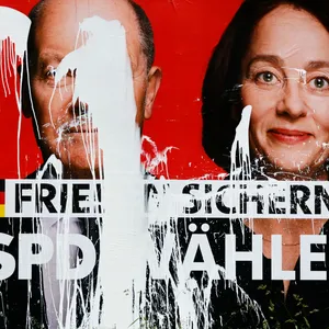 Zerstörtes Wahlplakat der SPD in Hamburg