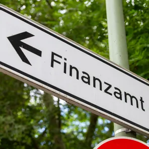 In Stade: Auto fährt Hydranten um – Finanzam in Not