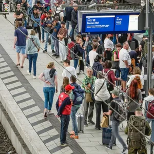Fahrgäste warten am Hamburger Hauptbahnhof auf die Regional- oder Fernzüge.
