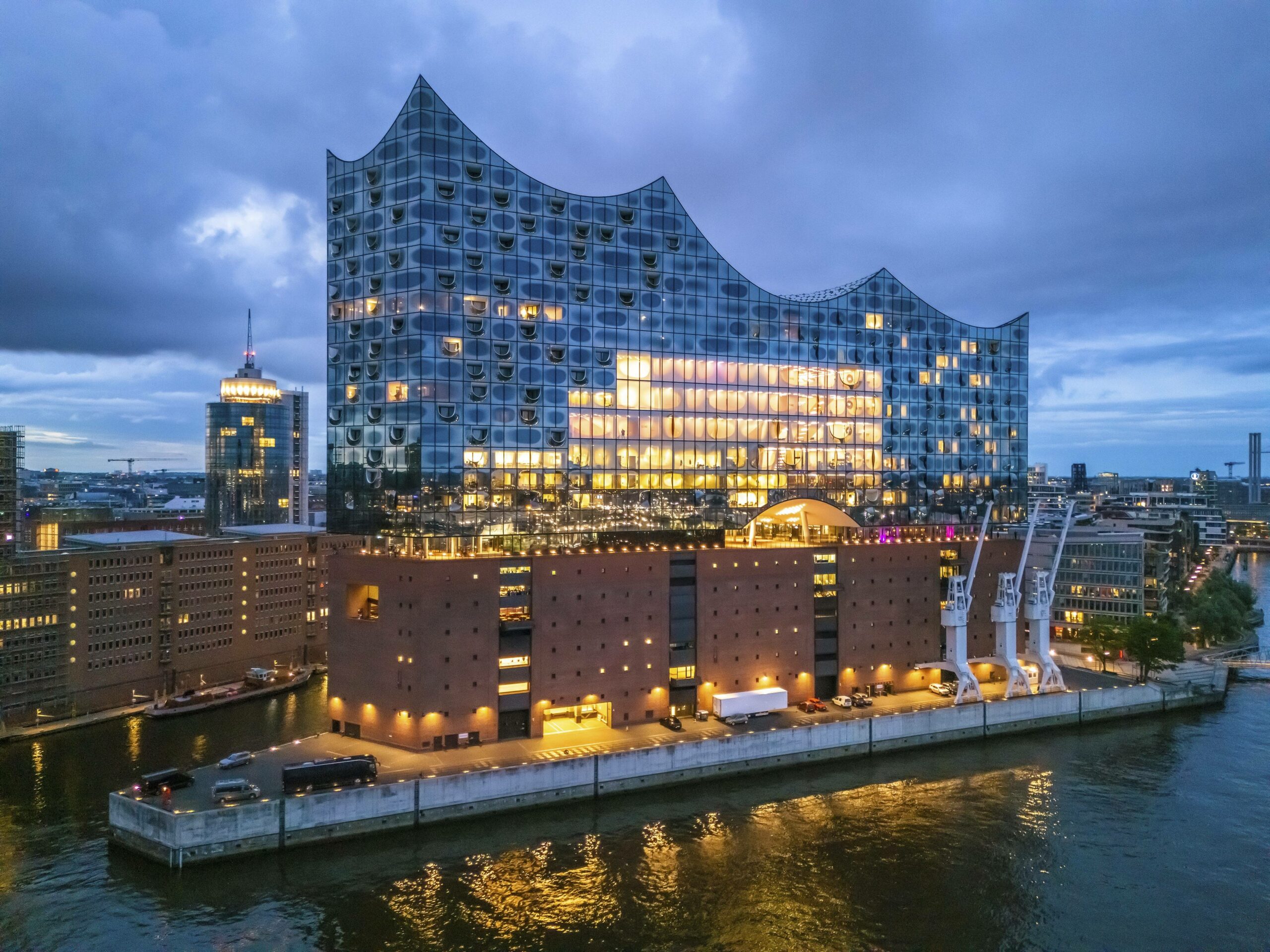 Elbphilharmonie am Abend.