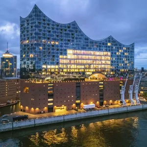Elbphilharmonie am Abend.
