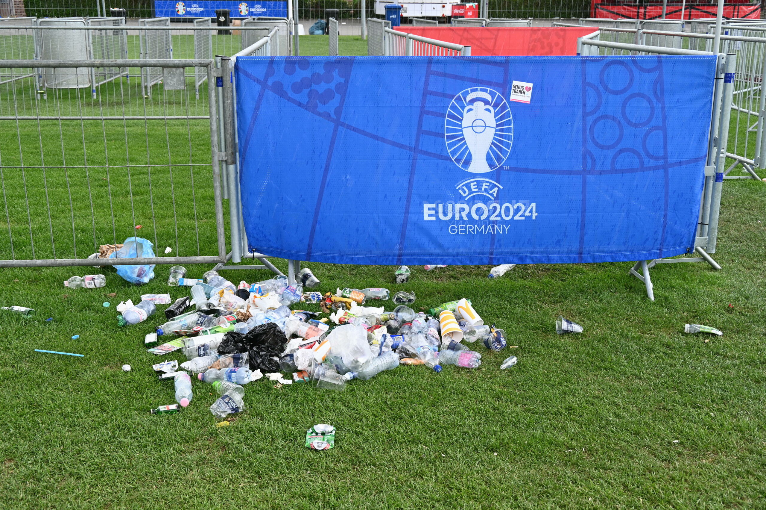 Müll vor dem Eingang einer Fanzone