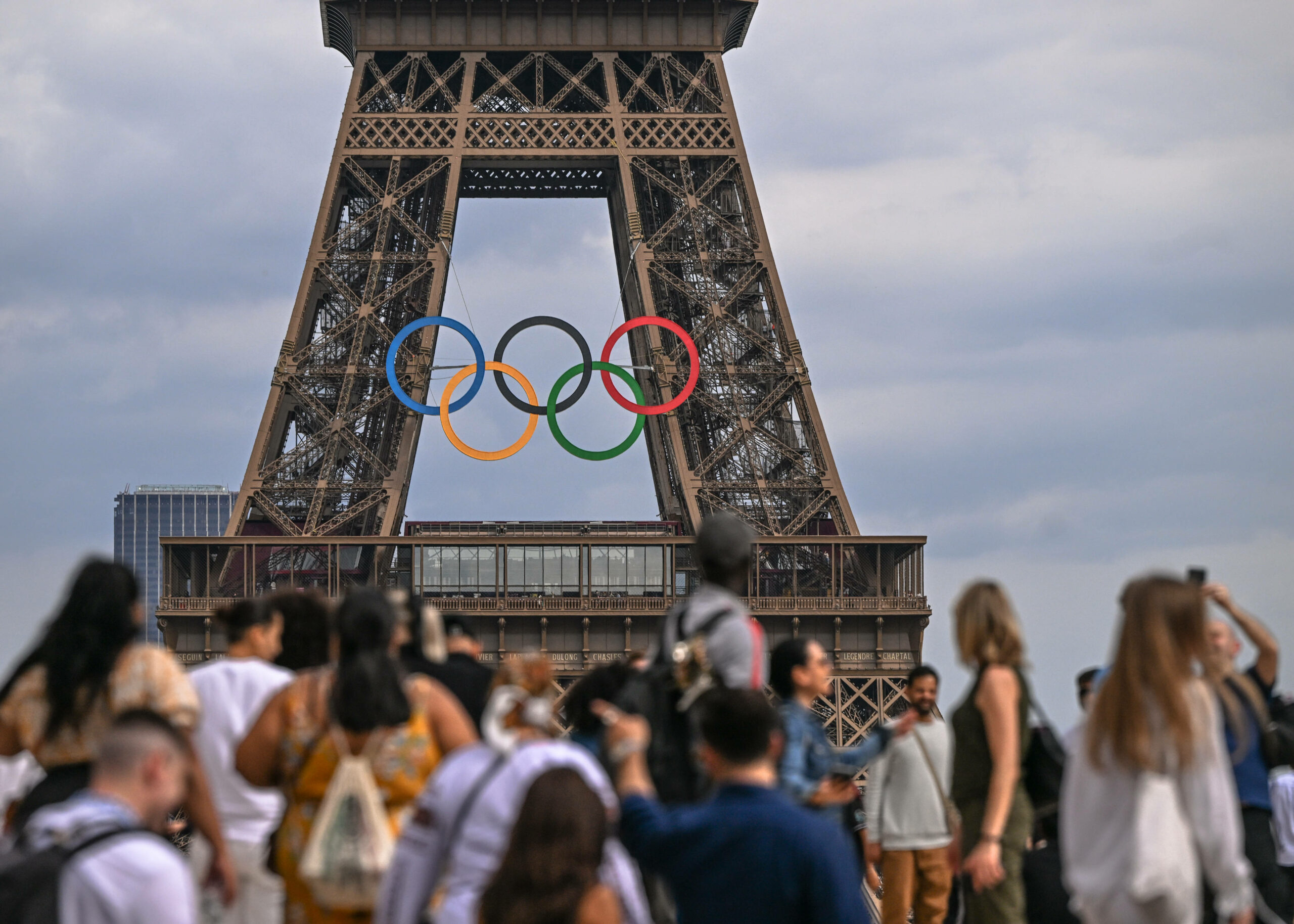 Ein Bild der Olympischen Ringe am Eiffelturm