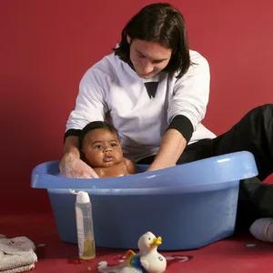 Lionel Messi badet Lamine Yamal als Baby