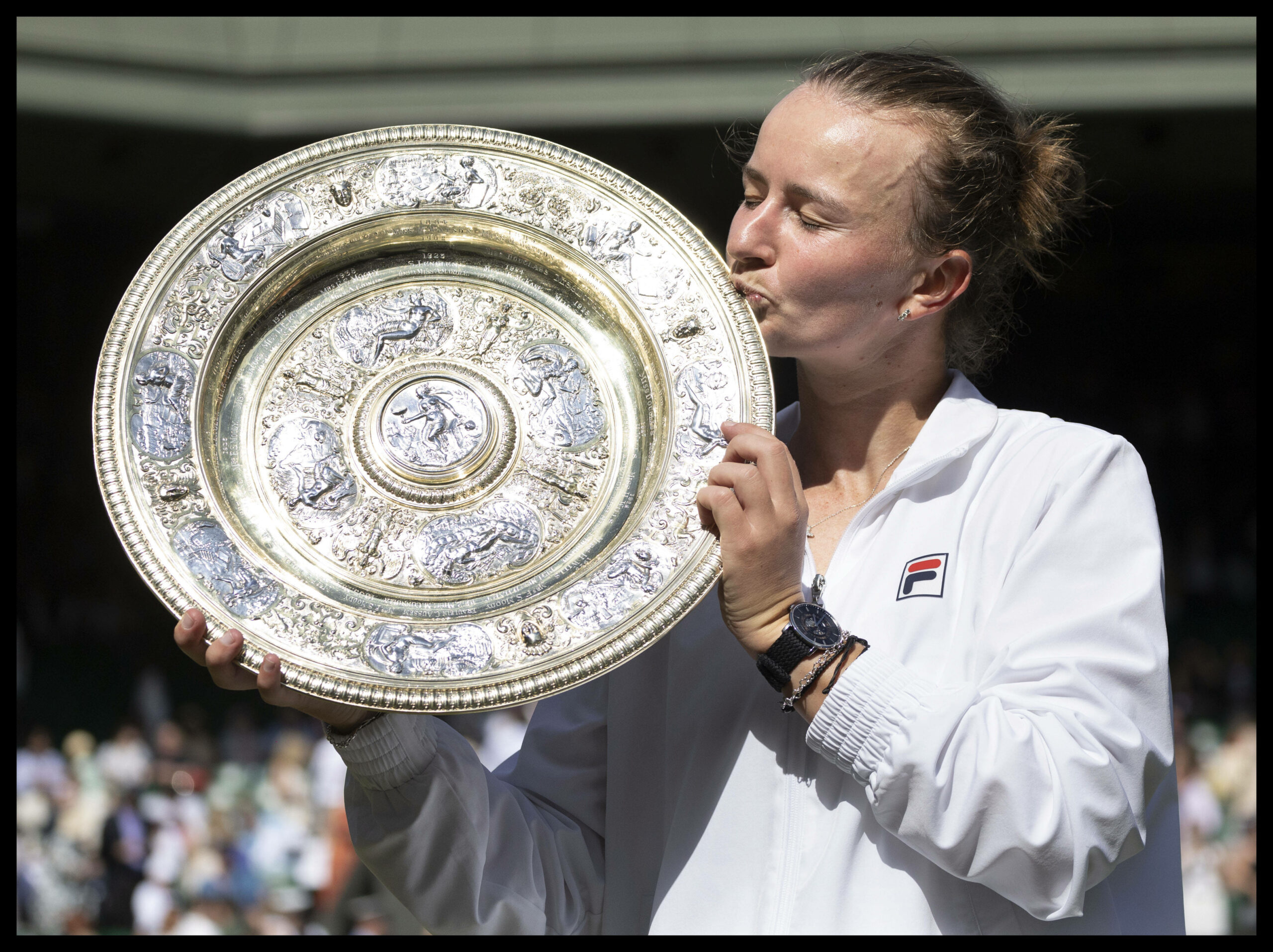 Barbora Krejcikova mit der Wimbledon-Schale