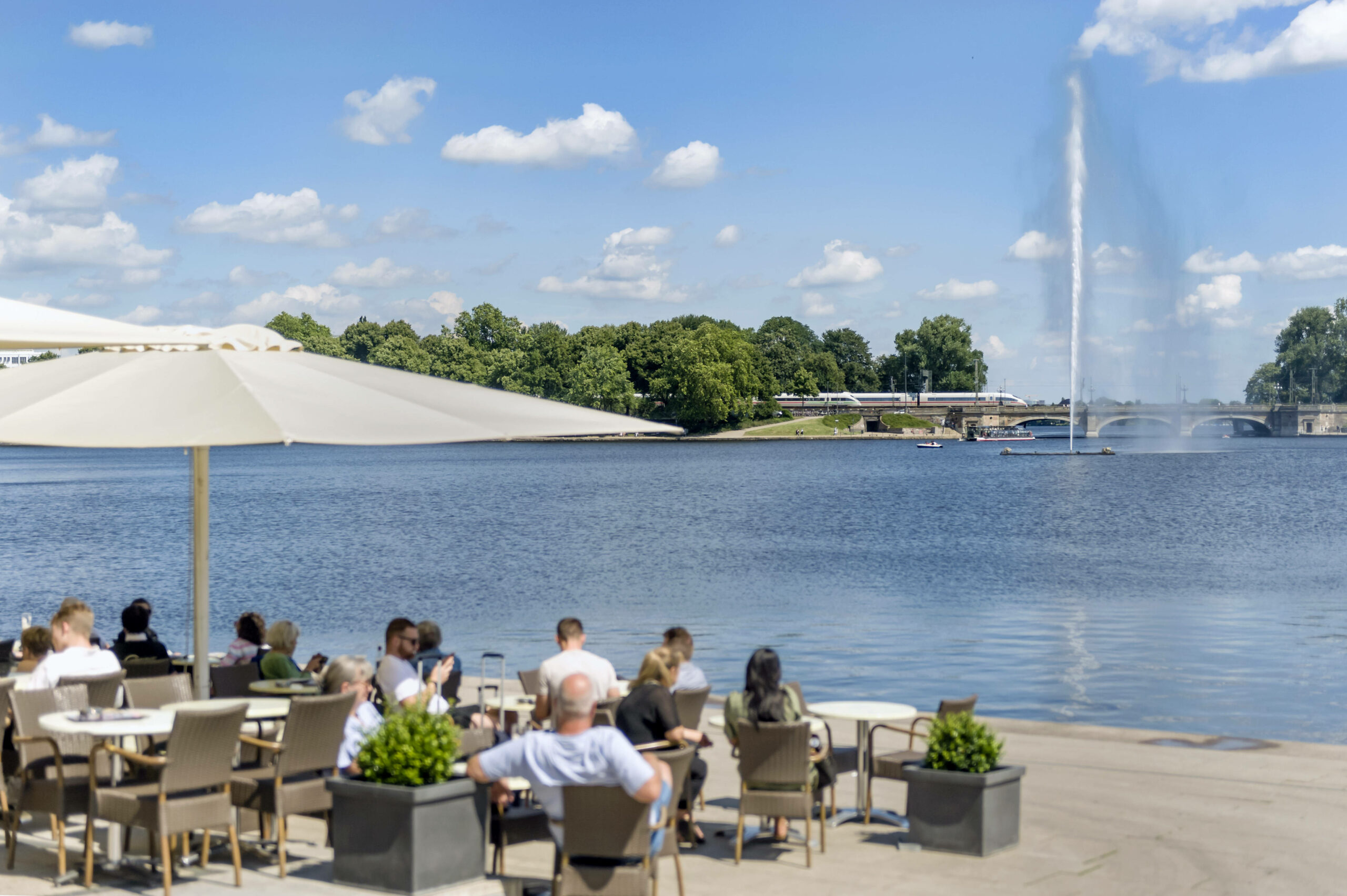 Menschen an der Alster