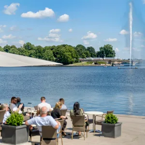Menschen an der Alster