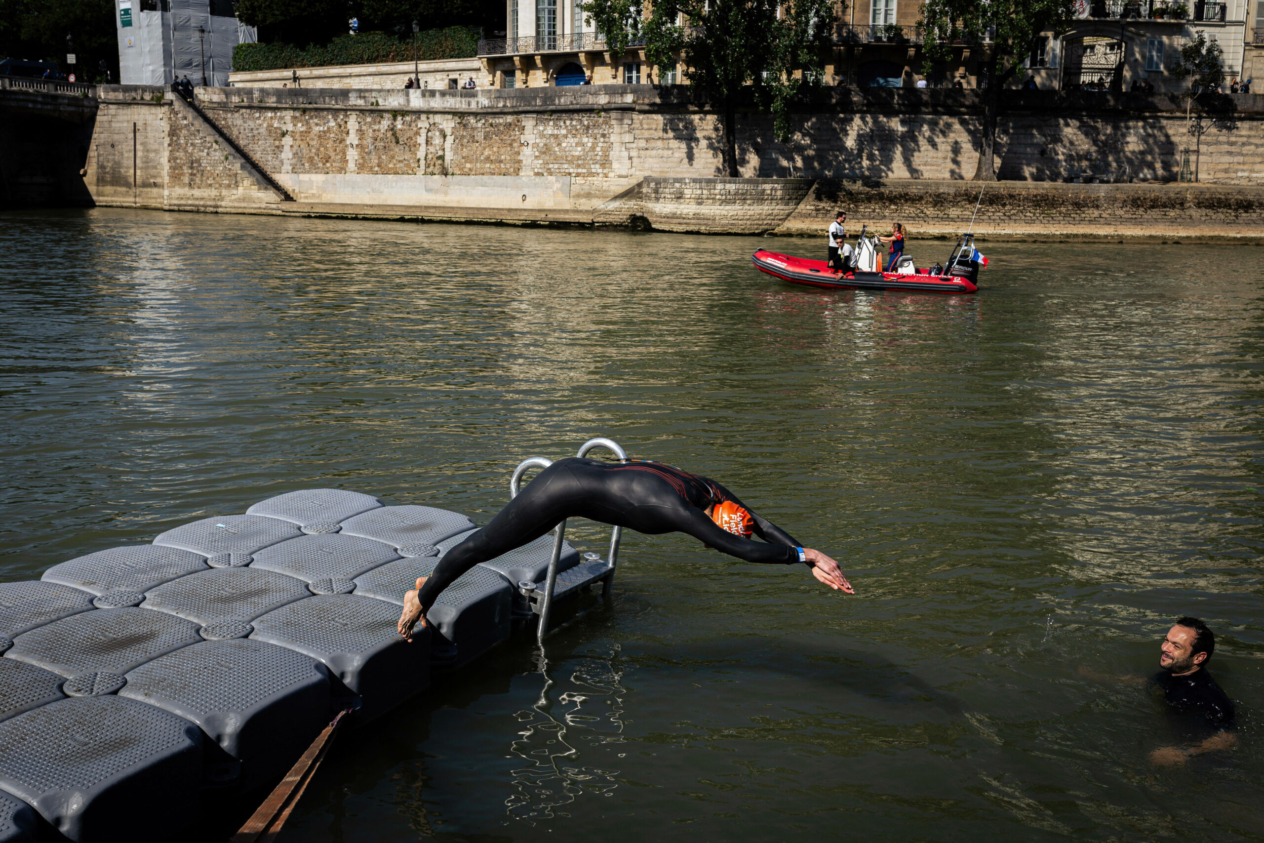 Ein Schwimmer springt in die Seine