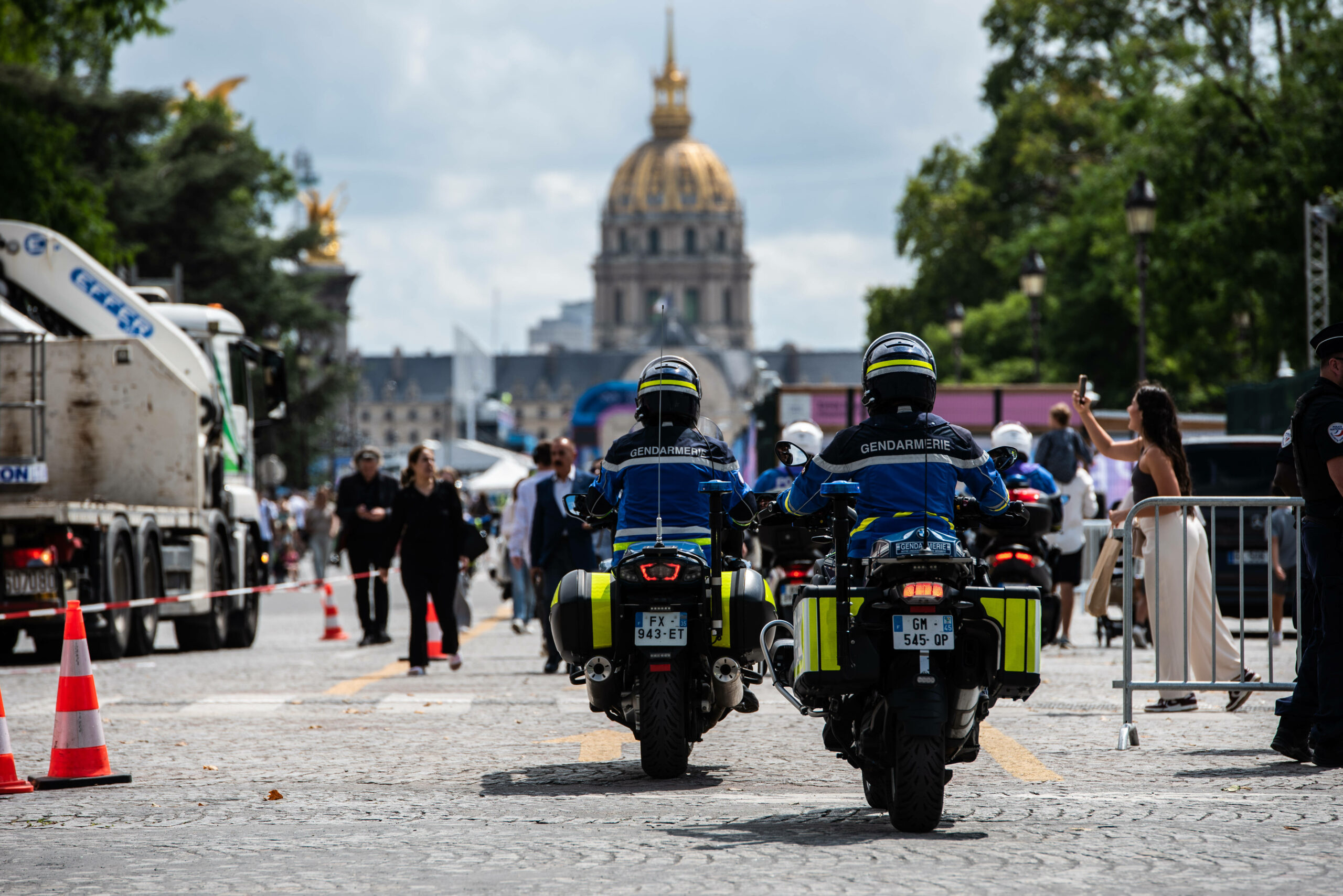 Polizisten auf dem Motorrad in Paris