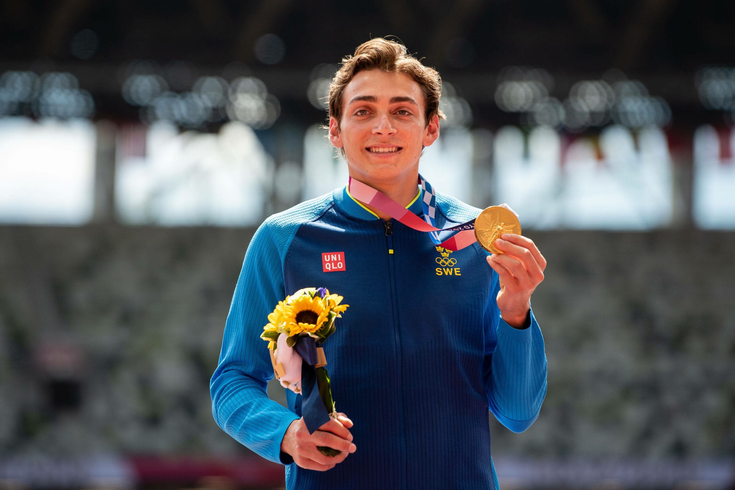 Stabhochsprung-Star Armand Duplantis mit seiner olympischen Goldmedaille von Tokio