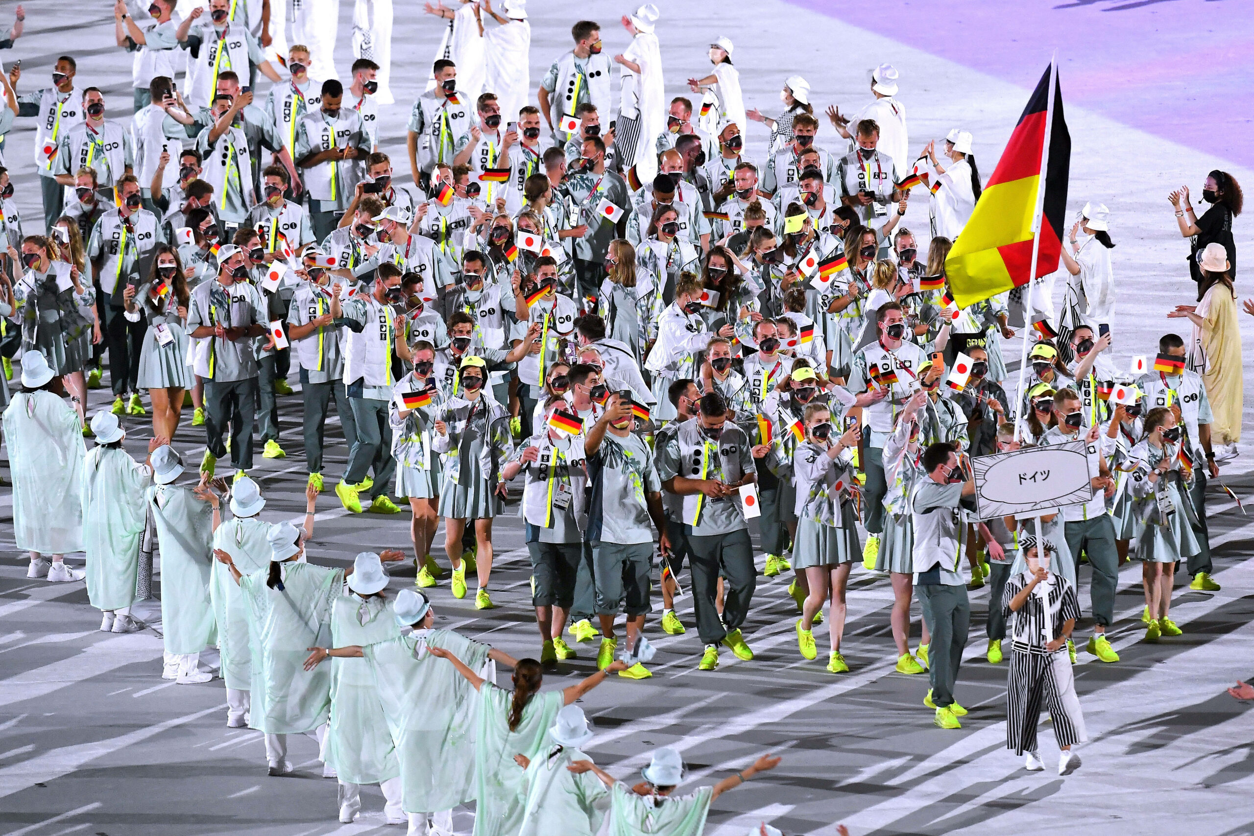 Deutschlands Fahne wird bei den Olympischen Sommerspielen 2021 hereingetragen