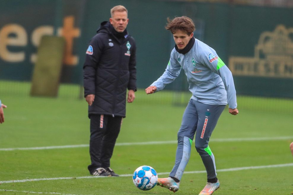 Jorik Wulff spielt im Profi-Training von Werder Bremen einen Pass