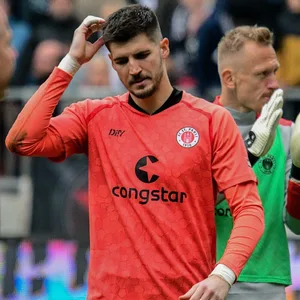St. Pauli-Torwart Nikola Vasilj kartzt sich nachdenklich am Kopf