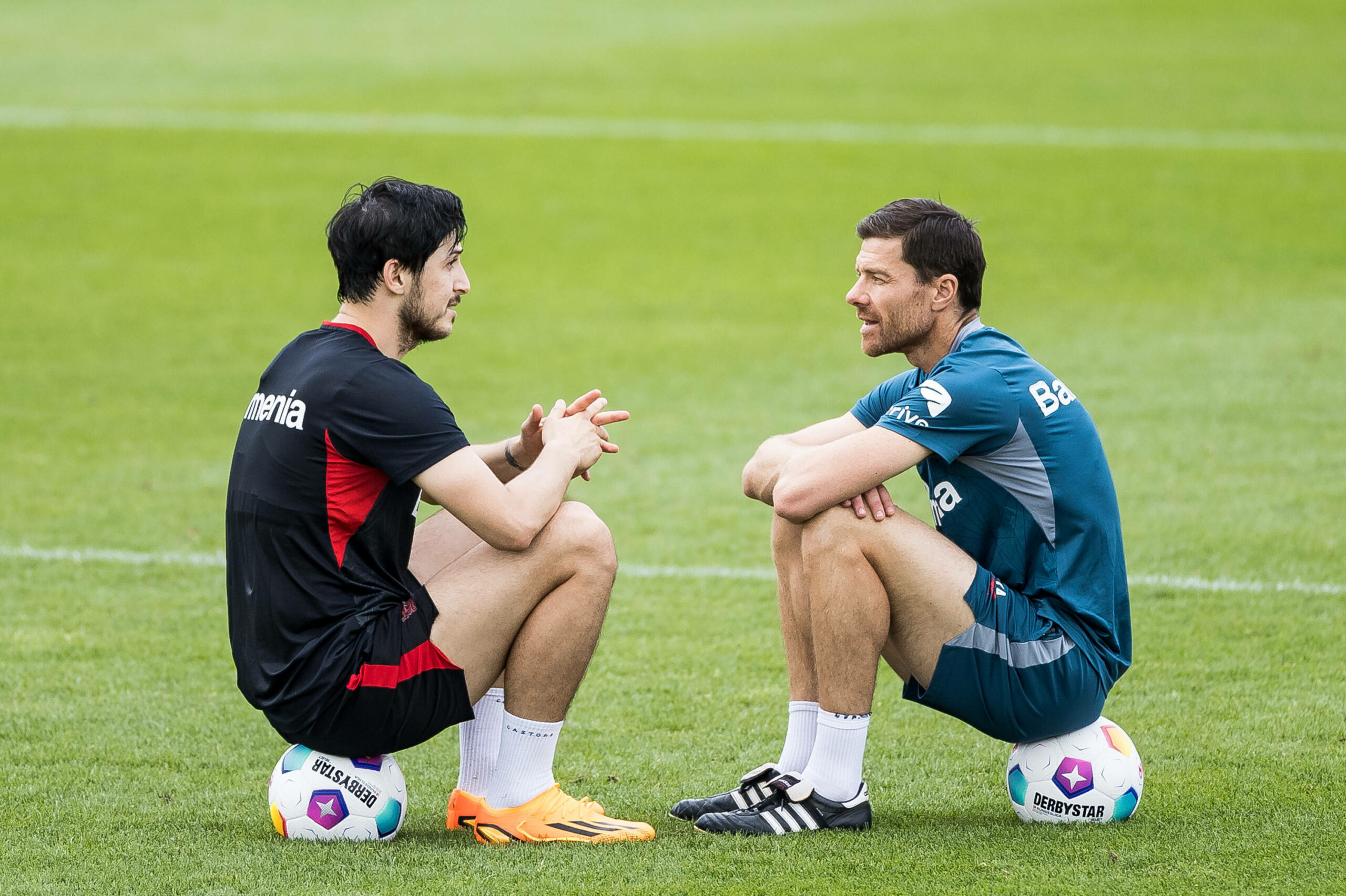 Serdar Azmoun und Xabi Alonso im Gespräch