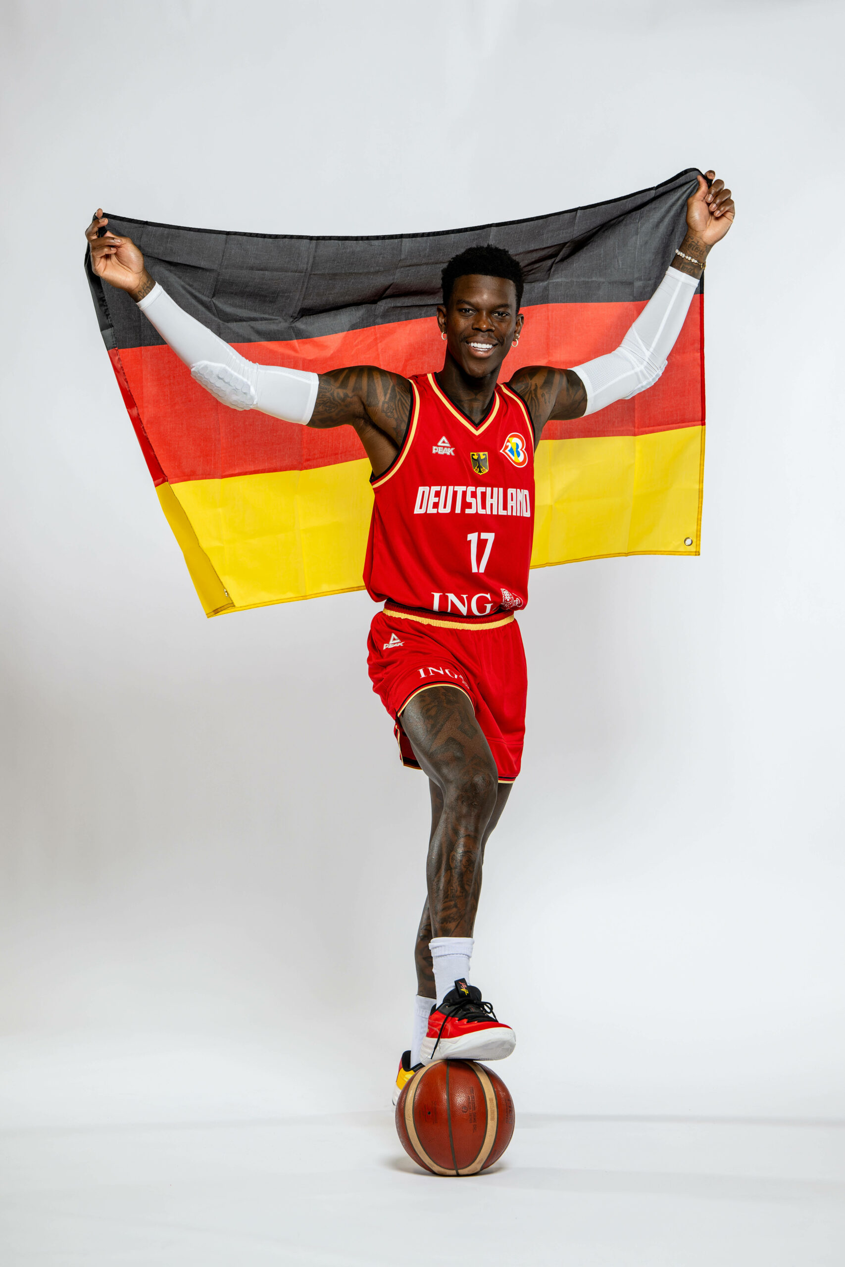 Dennis Schröder mit der deutschen Flagge