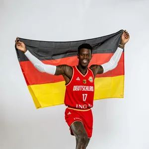 Dennis Schröder mit der deutschen Flagge