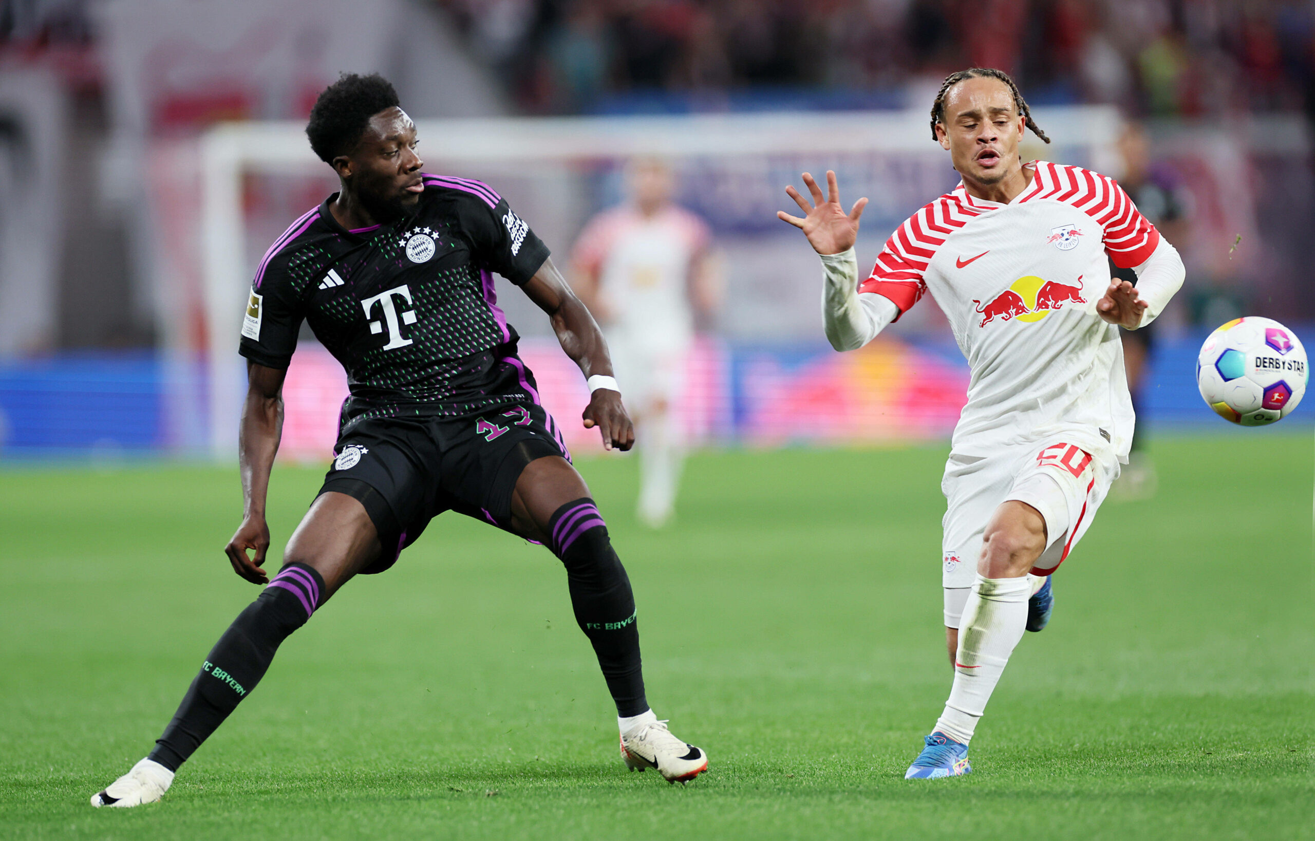 Alphonso Davies und Xavi Simons im Kampf um den Ball