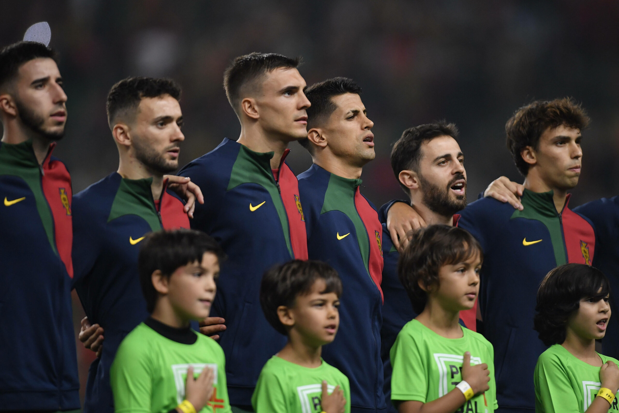 Die portugiesische Nationalmannschaft singt die Nationalhymne