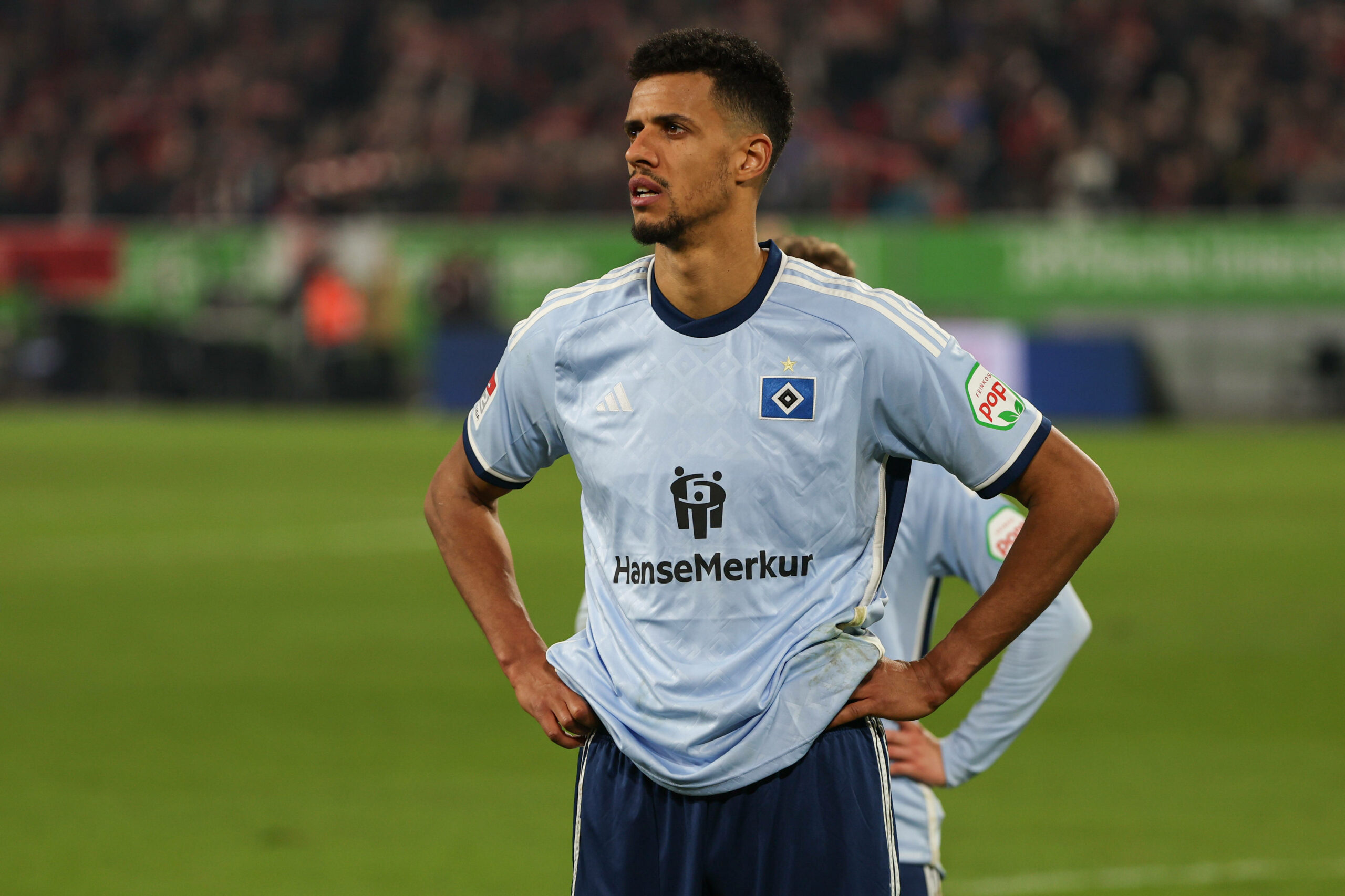 Robert Glatzel schaut mit Armen in den Hüften enttäuscht durchs Stadion