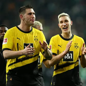 Der eine ist bei der EM dabei, der andere nicht: Die BVB-Verteidiger Nico Schlotterbeck (r.) und Niklas Süle