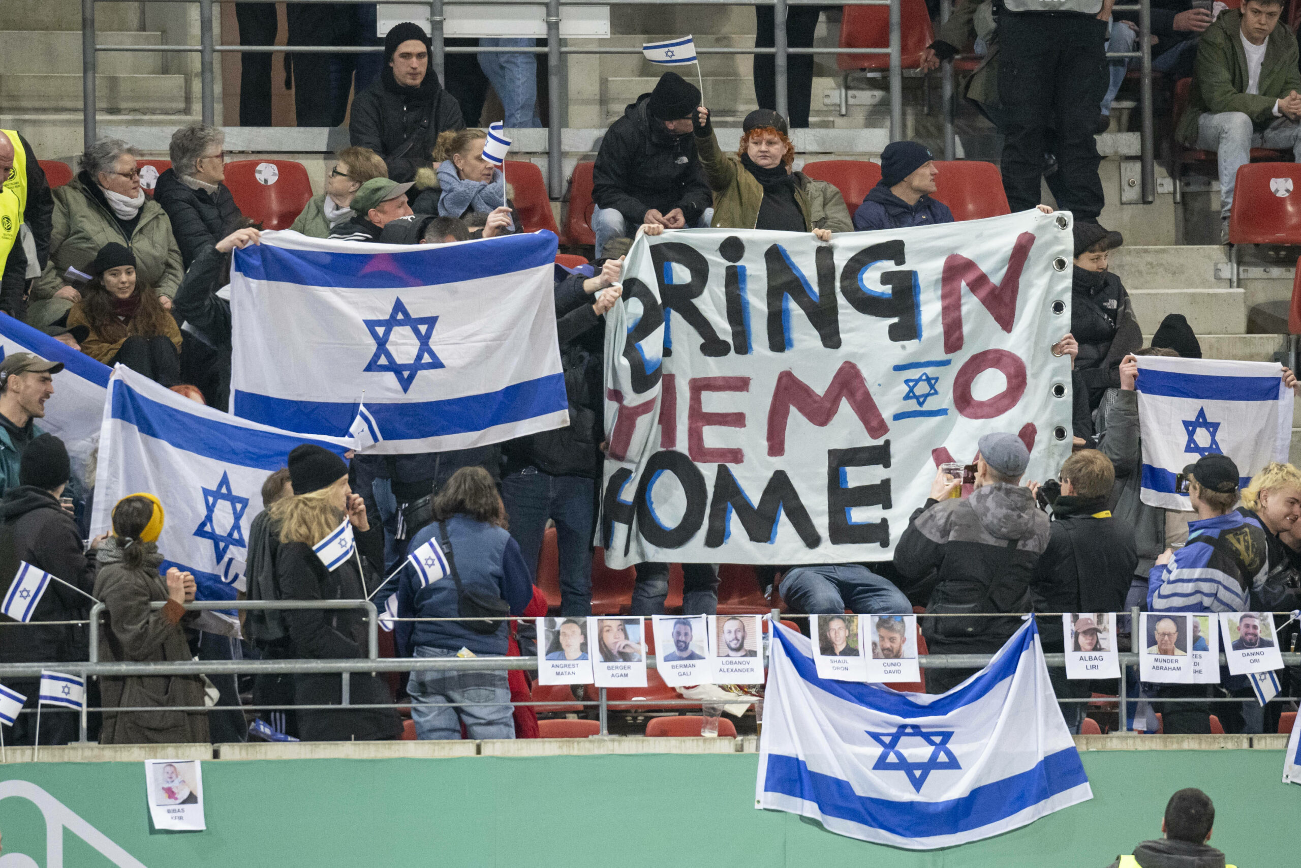 Israel-Fans gedenken an Verstorbene