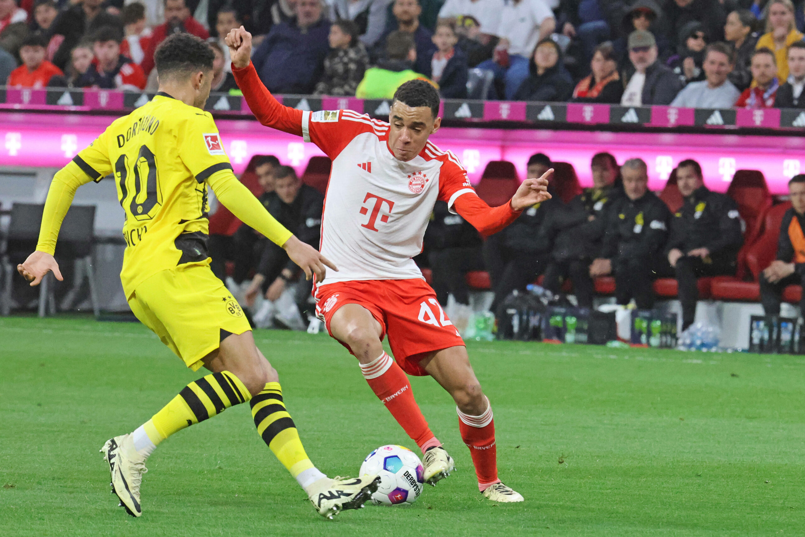 Jamal Musiala im Duell mit Jadon Sancho