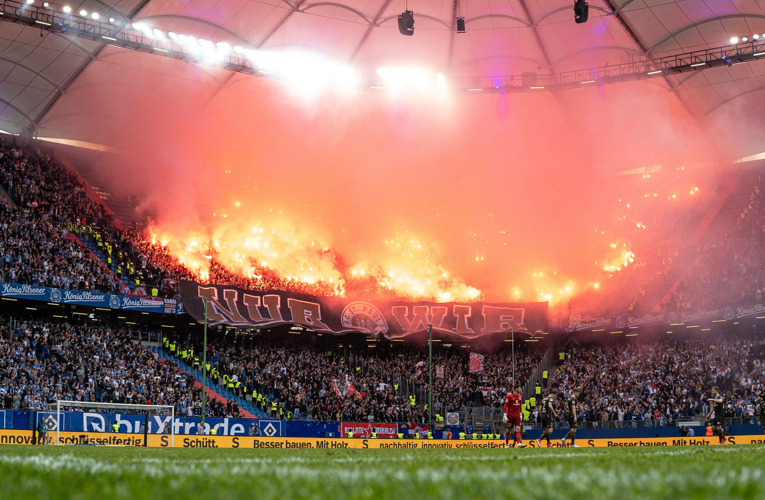 St.Pauli Fans zünden Pyros im Volkspark