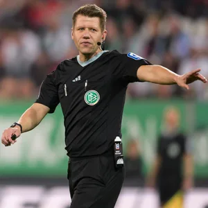 Patrick Ittrich als Schiedsrichter in der Bundesliga im Einsatz